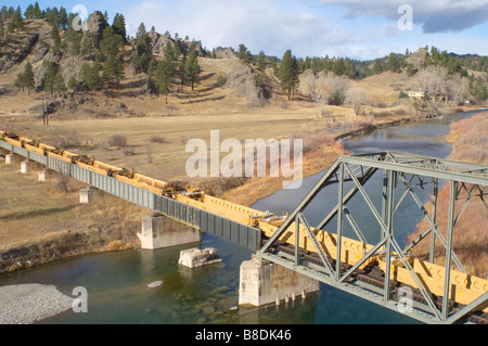 Ponte ferroviario e Boxcars oltre il fiume Missouri Lewis & Clark County Montana nord America Stati Uniti Foto Stock