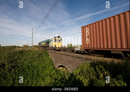 Freightliner Classe 66 locomotore trasporta merci sulla east coast main line in Inghilterra Foto Stock