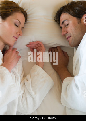 Uomo maturo in un accappatoio che dorme su un cuscino gigante isolato su  sfondo bianco Foto stock - Alamy