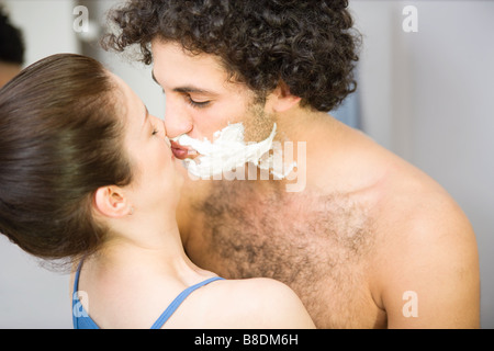 Donna Uomo baciando con schiuma da barba Foto Stock