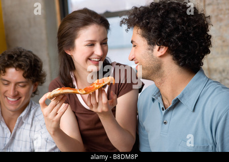 Gli amici di mangiare la pizza