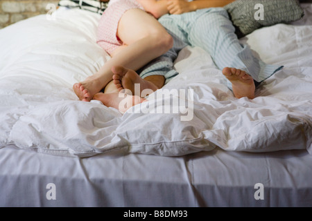 Giovane rilassante nel letto Foto Stock