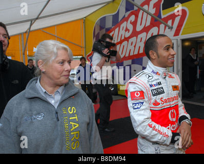 Lewis Hamilton che torna alle sue radici nel karting. Foto Stock