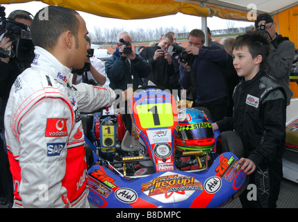 Lewis Hamilton che torna alle sue radici nel karting. Foto Stock
