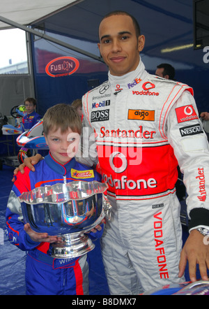 Lewis Hamilton che torna alle sue radici nel karting. Foto Stock
