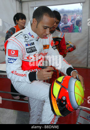 Lewis Hamilton che torna alle sue radici nel karting. Foto Stock
