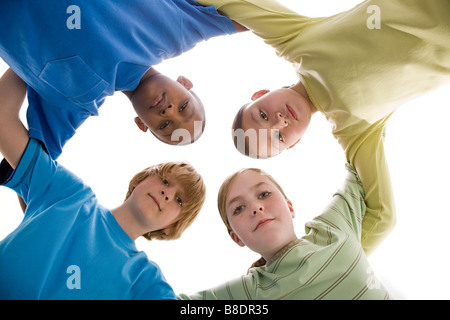 I bambini in huddle Foto Stock