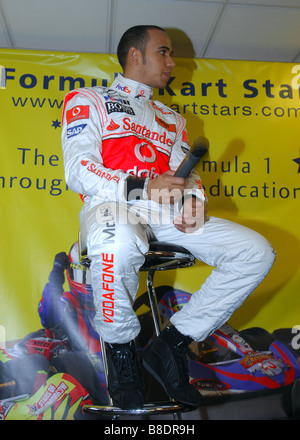 Lewis Hamilton che torna alle sue radici nel karting. Foto Stock
