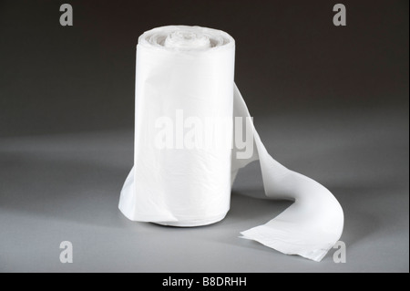 Rotolo di plastica bianca sacchetti di rifiuti Foto Stock