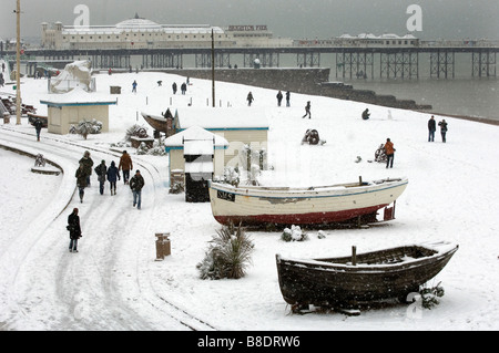 La neve copre la spiaggia di Brighton con Brighton Palace Pier in background Foto Stock