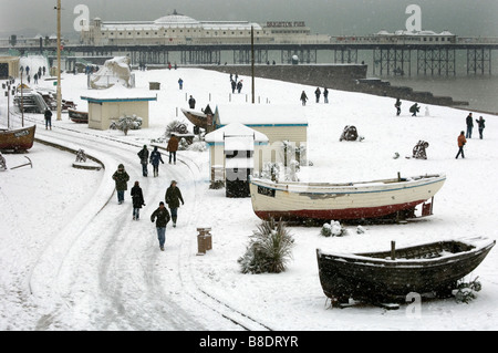 La neve copre la spiaggia di Brighton con Brighton Palace Pier in background Foto Stock