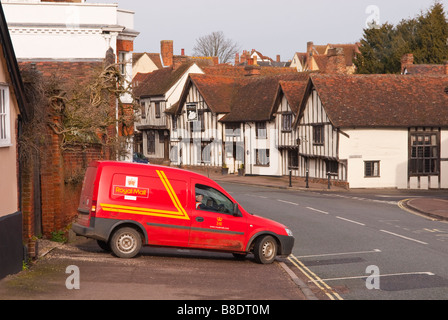 Vista la high street a Lavenham,Suffolk,Uk con un royal mail postvan alla consegna Foto Stock
