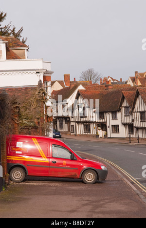 Vista la high street a Lavenham,Suffolk,Uk con un royal mail postvan alla consegna Foto Stock