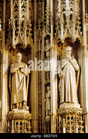 St Albans Cathedral xv secolo altare medievale schermata Dettaglio interni King Offa re Edoardo il Confessore statua statue Foto Stock