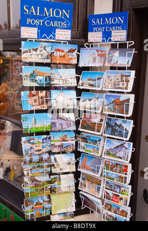 Cartoline per la vendita su una cartolina di stand al di fuori di un negozio store a Lavenham,Suffolk, Regno Unito Foto Stock