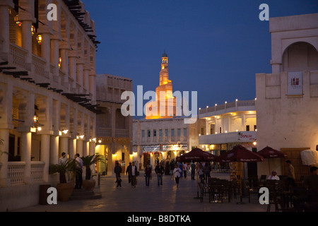 Souq Waqif e Minareto di FANAR il Qatar centro culturale islamico a Doha in Qatar Foto Stock