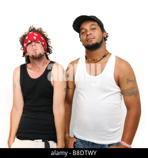Ritratto di due giovani ragazzi di latino in posa isolato Foto Stock