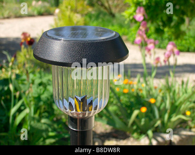 Lampada solare in un giardino Foto Stock