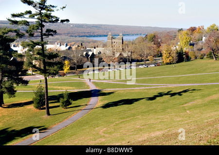 Vista dalla Cornell University pendenza sulle colline in edifici storici e Cayuga Lake, Ithaca, New York, Stati Uniti d'America Foto Stock