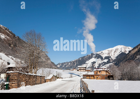 Vale la pena di Rauriser Sonnen Valley Austria Fernwarme inceneritore che brucia i trucioli di legno per produrre riscaldamento domestico per il distretto Foto Stock