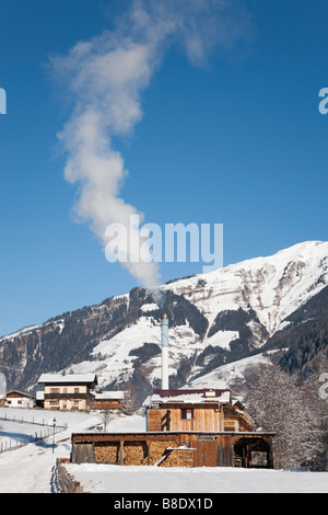 Vale la pena di Rauriser Sonnen Valley Austria Fernwarme inceneritore che brucia i trucioli di legno per produrre riscaldamento domestico per il distretto Foto Stock