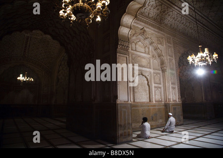 L'uomo con il suo figlio a pregare in Moschea Badshahi a Lahore, in Pakistan Foto Stock