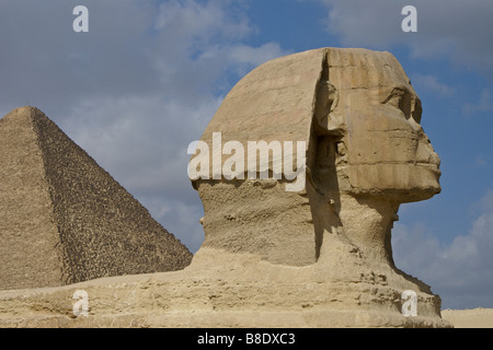 La sfinge e la piramide di Cheope a Giza, il Cairo, Egitto Foto Stock