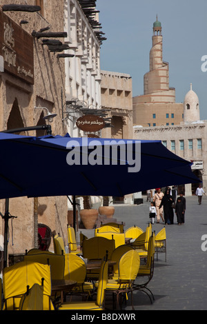 Souq Waqif e Minareto di FANAR il Qatar centro culturale islamico a Doha in Qatar Foto Stock