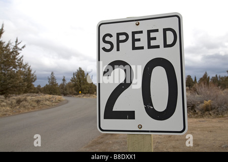 USA AMERICA un segno su un paese rurale strada gli automobilisti dicendo che il limite di velocità è di 20 venti miglia per ora Foto Stock