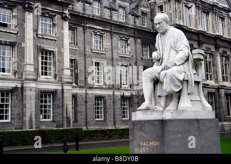 Irlanda Dublino Trinity College George Salmon Prevost statua universitario architettura Georgiana arte storico campus trave Foto Stock