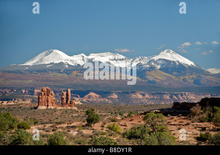 Vista panoramica con sullo sfondo di montagne innevate Arches National Park nello Utah Stati Uniti d'America Foto Stock