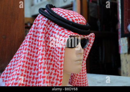 Manichino nel tradizionale abito Arabo, Dubai Emirati Arabi Uniti Foto Stock