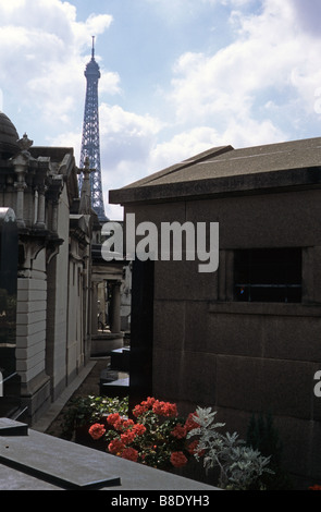 Parigi Torre Eiffel visto dal cimitero di Passy. Foto Stock