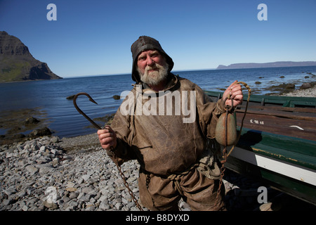 Pescatore in vecchio ingranaggio, Bolungarvik town, a ovest di fiordi, Islanda Foto Stock