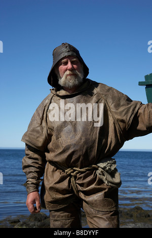 Pescatore in vecchio ingranaggio, Bolungarvik town, a ovest di fiordi, Islanda Foto Stock