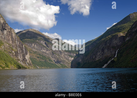 Fiordo di Geiranger in Norvegia, elencato come un Sito Patrimonio Mondiale dell'UNESCO dal 2005. Foto Stock