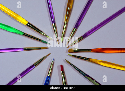 Vivacemente colorato pennelli per dipingere in forma Starburst su sfondo neutro Foto Stock