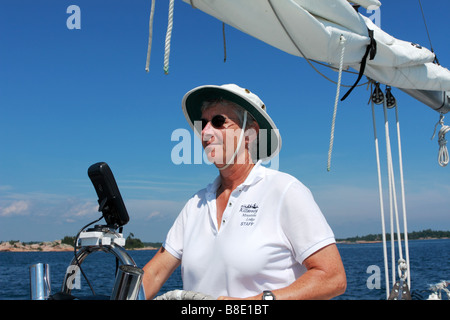 Femmina di operatore di barche a vela da Killarney Mountain Lodge conducendo un tour in barca sul Eastern Georgian Bay Foto Stock