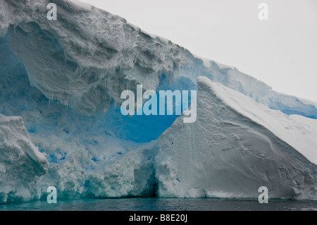 Di ghiaccio scolpito lungo il Ross Ice Shelf, Baia di balene, Mare di Ross, Antartide. Foto Stock