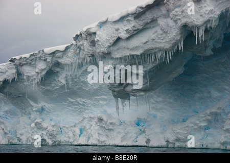 Di ghiaccio scolpito lungo il Ross Ice Shelf, Baia di balene, Mare di Ross, Antartide. Foto Stock