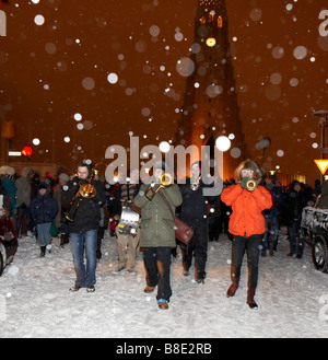 Fascia giocare mentre nevicava durante il festival di inverno, Reykjavik Islanda Foto Stock