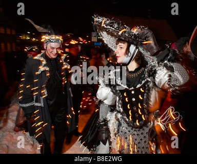 Persone vestite in costume con luci durante il festival di inverno, Reykjavik, Islanda Foto Stock