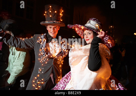 Giovane vestito in costume con luci durante il festival di inverno, Reykjavik, Islanda Foto Stock