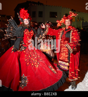 Giovane vestito in costume con luci durante il festival di inverno, Reykjavik, Islanda Foto Stock