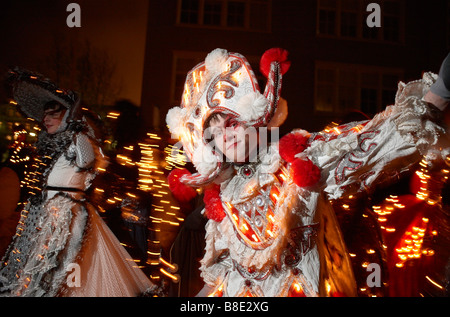 Persone vestite in costume con luci durante il festival di inverno, Reykjavik, Islanda Foto Stock