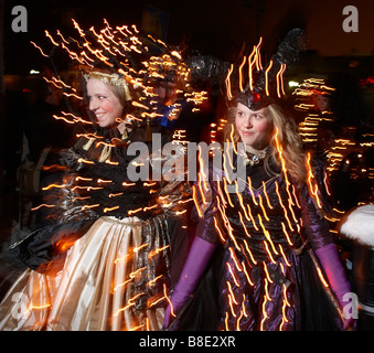 Donna vestito in costume con luci durante il festival di inverno, Reykjavik, Islanda Foto Stock