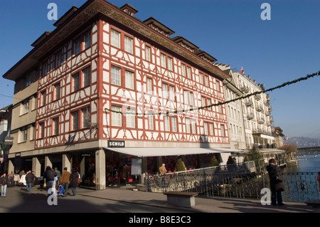 A struttura mista in legno e muratura wall house sulla banca del fiume Reuss, Lucerna, Svizzera Foto Stock