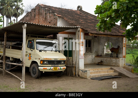 Casa indiano con un carrello parcheggiato all'esterno, nel villaggio di Hazira. Hazira, vicino Surat, Gujarat. India. Foto Stock