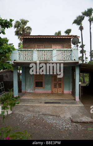 Casa indiana nel villaggio di Hazira. Hazira, vicino Surat, Gujarat. India. Foto Stock