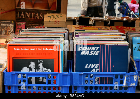 Vecchia scatola di vinile record di jazz in un mercato di Barcellona Spagna Foto Stock